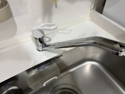 東京都練馬区 キッチン水栓吐水口からポタポタ漏水 スパウト付け根からの漏水状況（施工前）