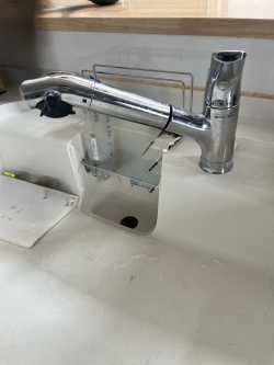 東京都府中市のキッチン水栓でレバーが下がらず水が止まらない。（施工前）