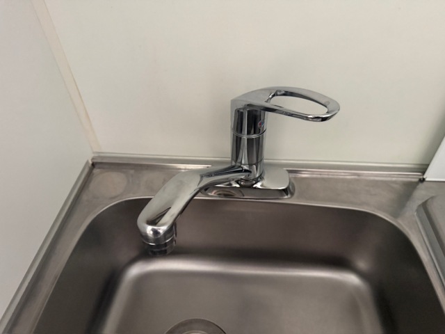 東京都中野区 スパウト根本から水漏れしている交換前のキッチン水栓