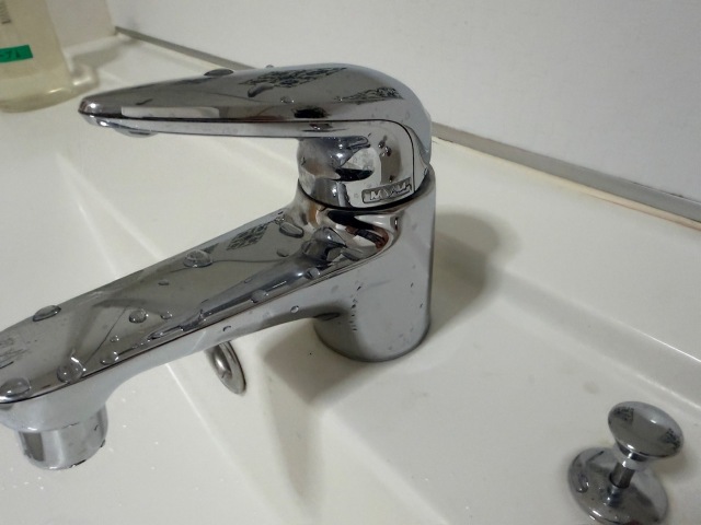 水栓レバー根元より漏水