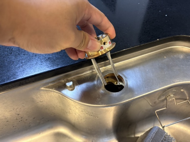 新しい水栓の台座の取り付け