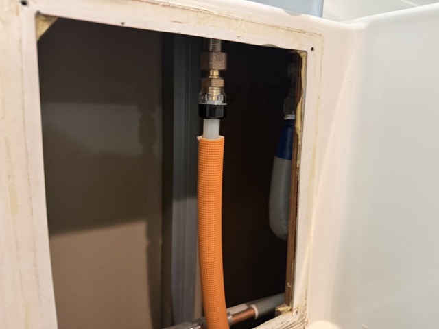 浴室水栓の交換DIY - 点検口をプラスドライバーで開ける
